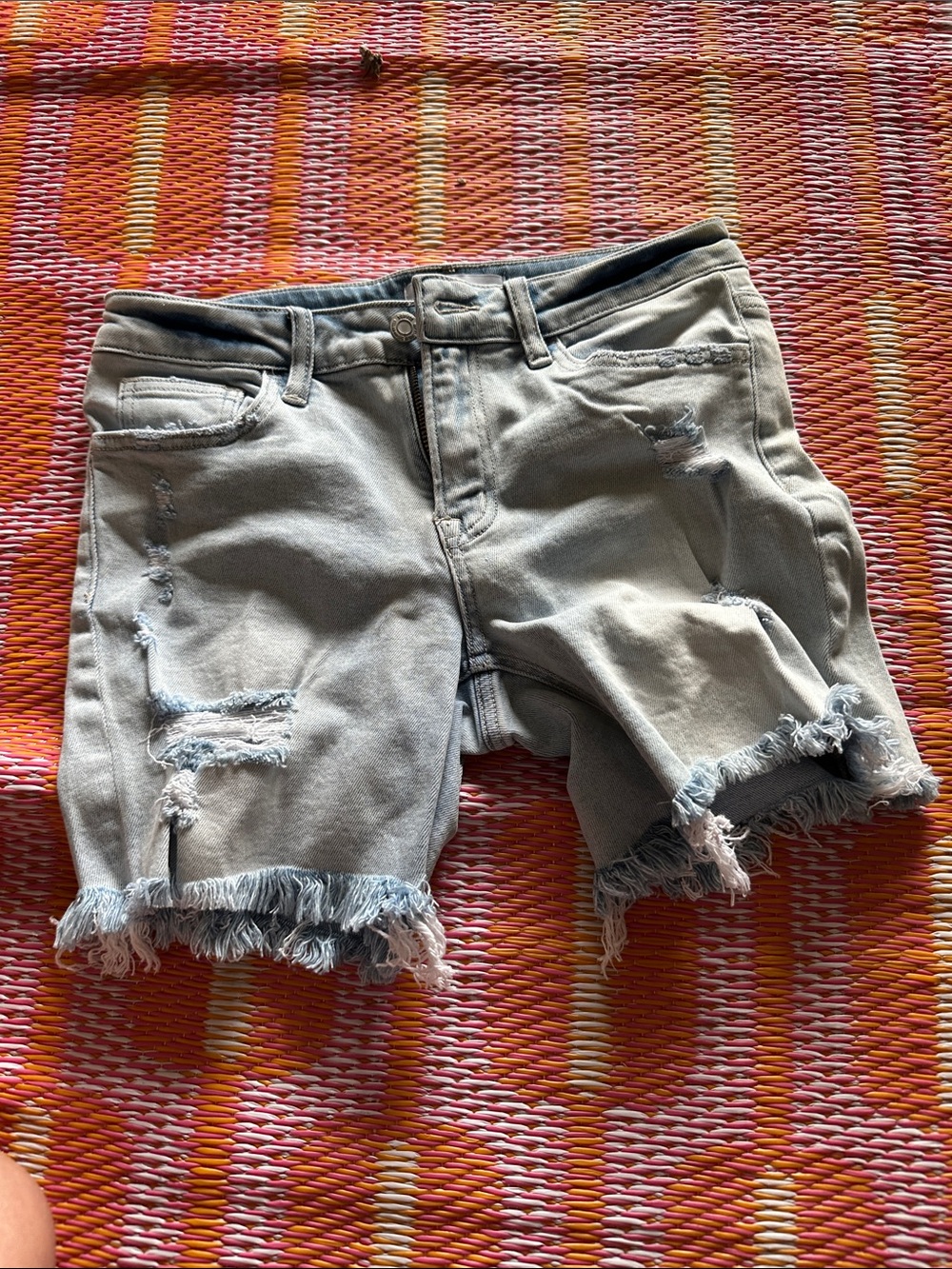 Frayed Hem Distressed Women's Denim Shorts in Light Gray